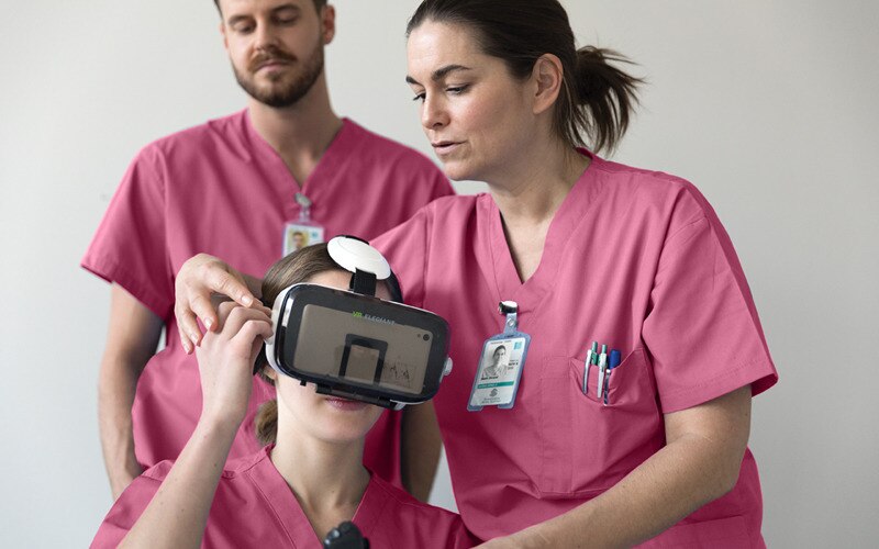 Õed proovimas virtuaalreaalsuse prille