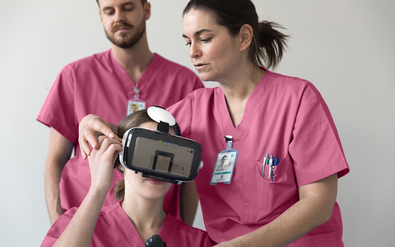 Sköterska som provar VR-headset