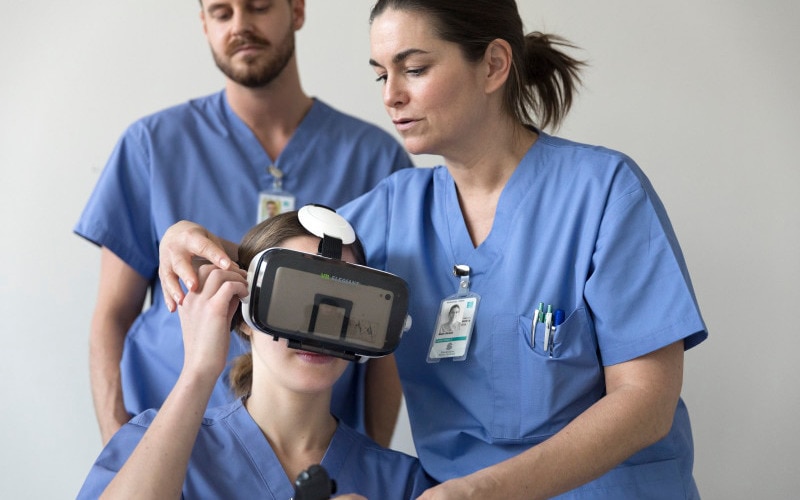 Sjuksköterska som använder ett VR-headset