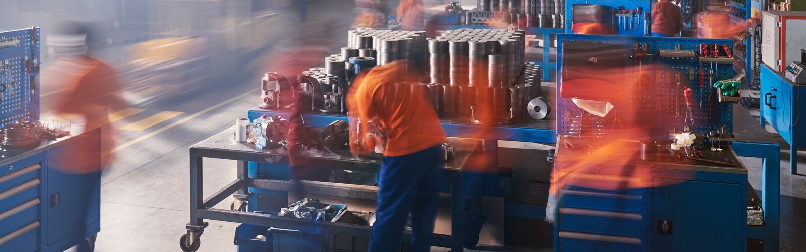 Tork, uma imagem em timelapse que mostra trabalhadores de uma fábrica num ambiente industrial movimentado