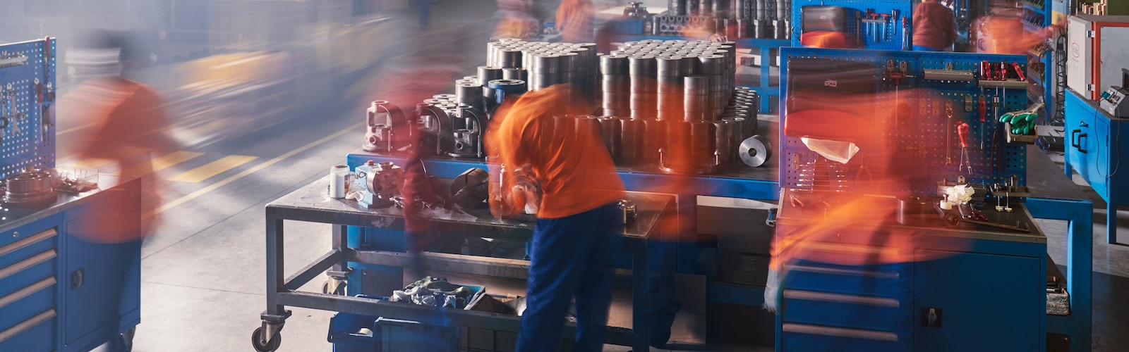 Tork, en timelapse-bild visar fabriksarbetare i en hektisk industrimiljö