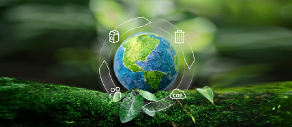 Kleine wereldbol op groen mos in een bos, omringd door circulaire duurzaamheidsiconen voor recycling, afvalvermindering, mensen en CO₂.