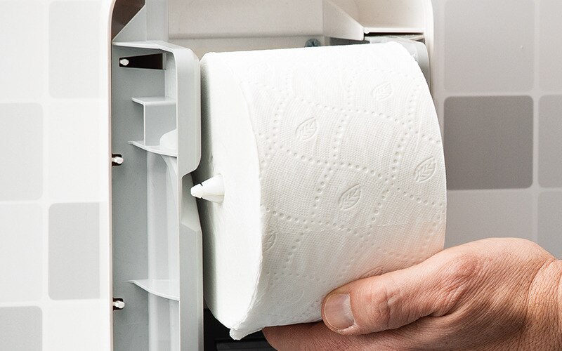 Zbliżenie na rolkę papieru toaletowego z tłoczeniem