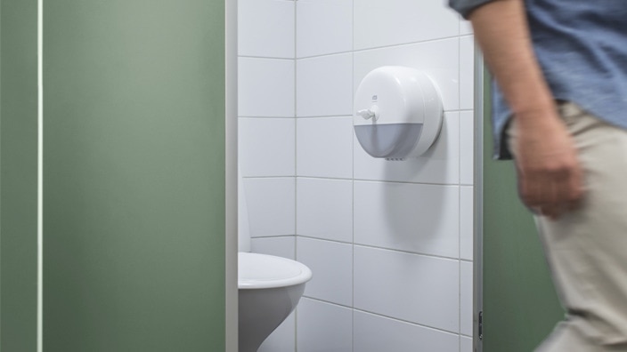 Dispensador Tork SmartOne en la pared de un aseo. Dispensador Tork SmartOne en la pared de un aseo.