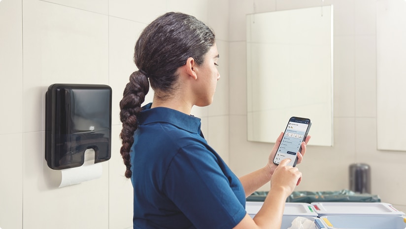 Cleaner using a smartphone to check dispenser refill status Cleaner using a smartphone to check dispenser refill status