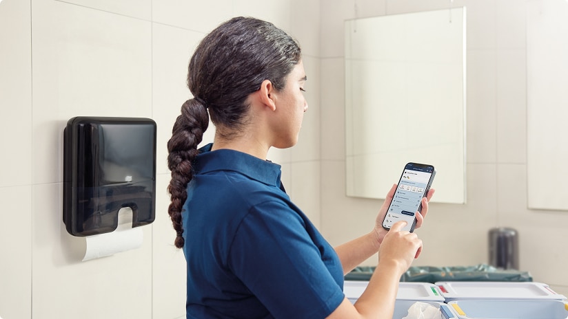 Cleaner using a smartphone to check dispenser refill status Cleaner using a smartphone to check dispenser refill status