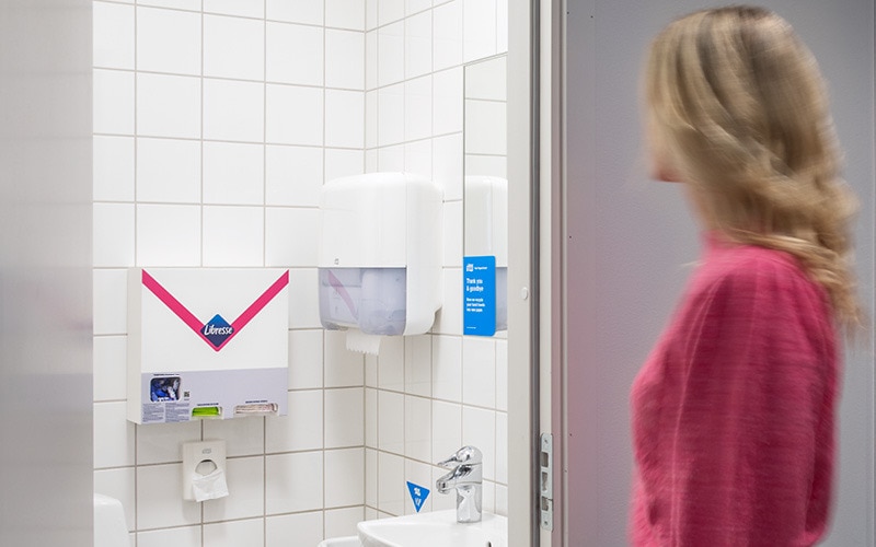 Dispenser med tamponger från Libresse på toalett