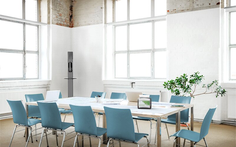 Sala de reuniões de escritório com mesa e cadeiras
