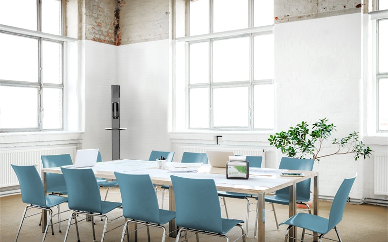 Una sala riunioni con tavolo e sedie