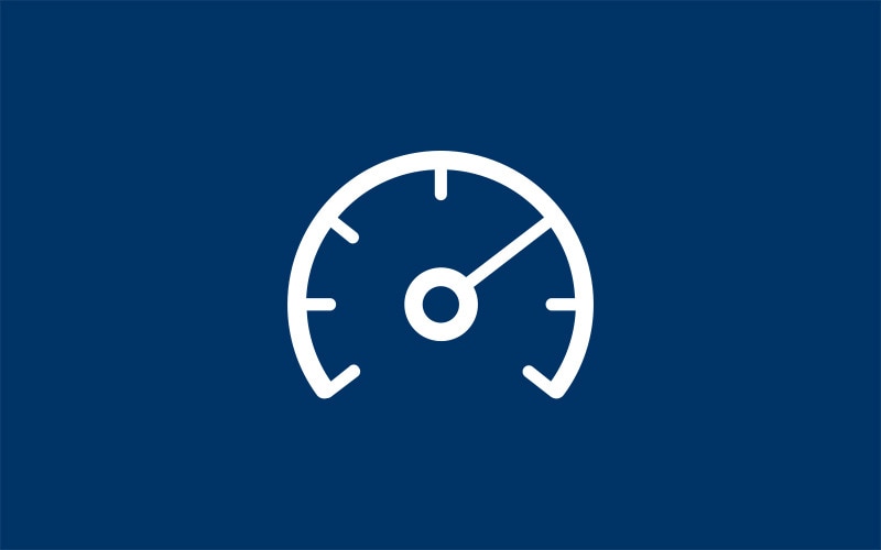 Ícone de velocímetro branco em fundo azul simbolizando a eficiência 