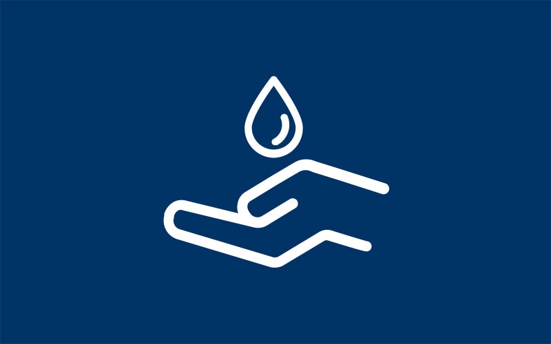 Icono de mano blanco con gota de jabón sobre un fondo azul que simboliza la higiene