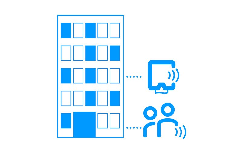 Vidutinės mėlynos spalvos penkiaaukščio pastato piktograma su žmonių skaitikliu ir prie daiktų interneto prijungtu dozatoriumi
