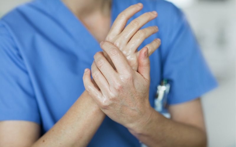 Een close-up van een verpleegkundige die de handen wast