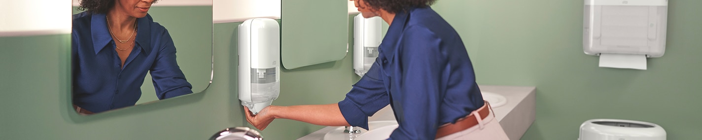 Personne se lavant les mains au lavabo de sanitaires. Personne se lavant les mains au lavabo de sanitaires.