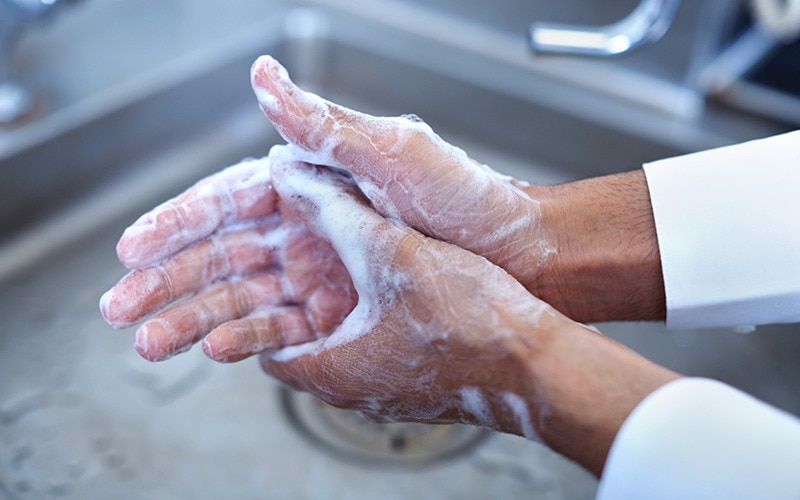 Una persona che si lava le mani
