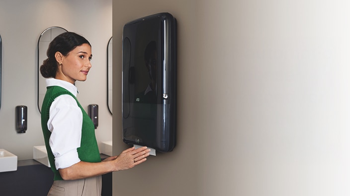 La gamme de distributeurs Tork PeakServe noirs avec un seul consommable
