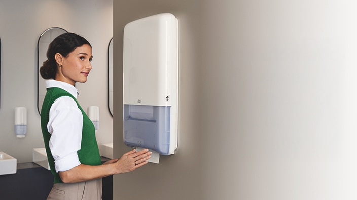 Sortimentet av vita Tork PeakServe dispensrar med en refill