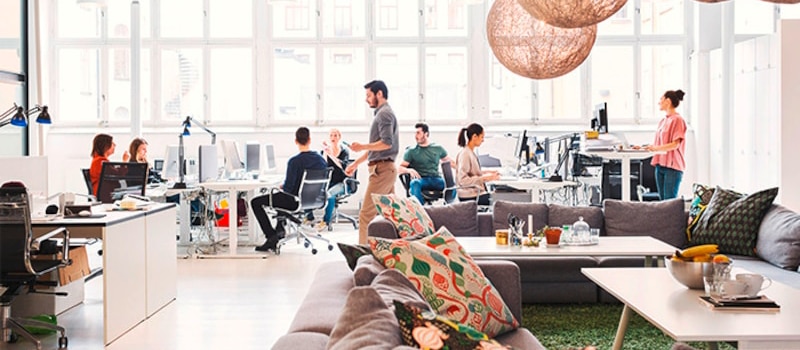Personnes assises dans un environnement de bureau