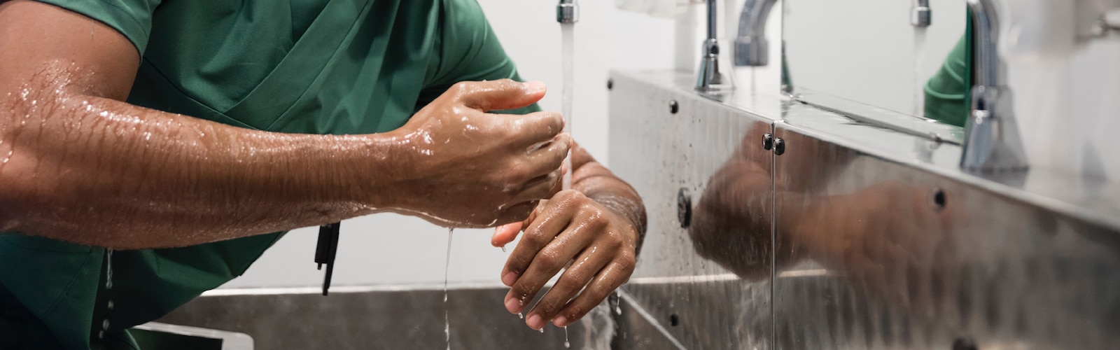 Ein Arzt wäscht seine Hände vor einem Eingriff