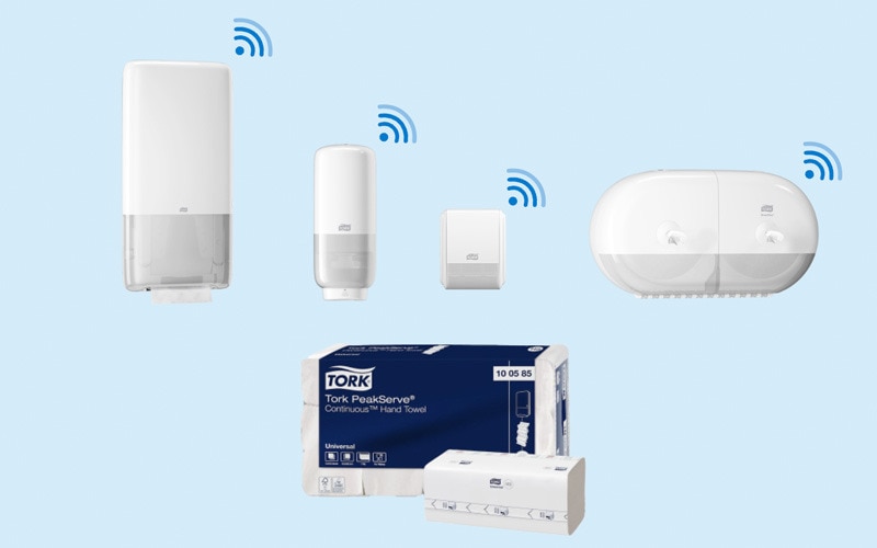 Illustration montrant des distributeurs connectés IoT blancs compatibles à Tork Vision Nettoyage, et une unité de recharge d’essuie-mains en papier