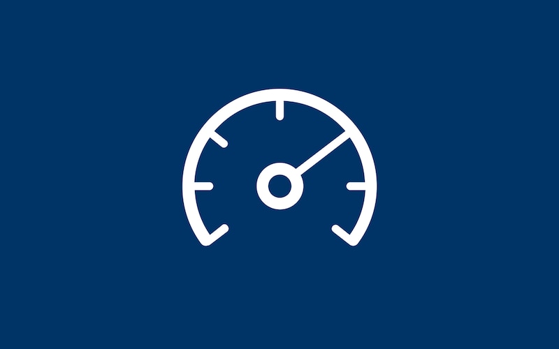 Balta spidometra ikona, kas simbolizē efektivitāti