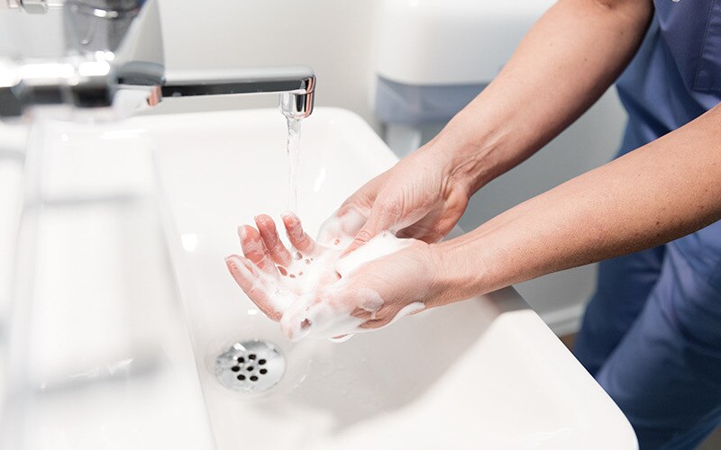 Een persoon die zijn/haar handen wast