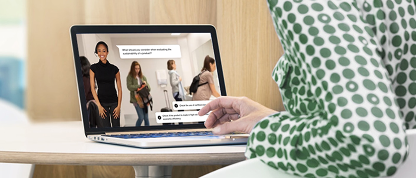 Жінка щось друкує на своєму ноутбуці. Ми бачимо екран, а на зображенні видно напис: «Знайомство з принципами сталого розвитку»