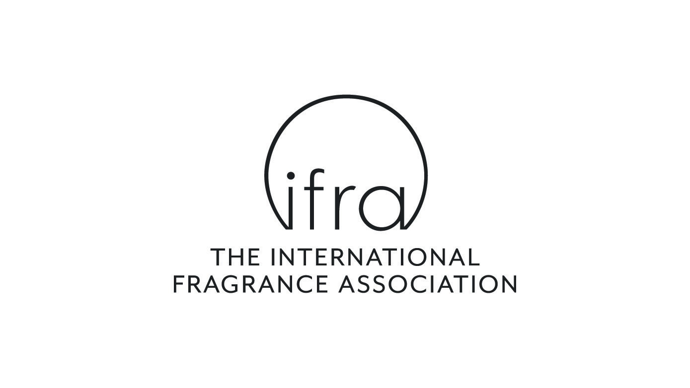 L’Associazione internazionale dei produttori di profumi (International Fragrance Association, IFRA), un’organizzazione globale dell’industria dei profumi, promuove un utilizzo sicuro dei profumi attraverso la regolamentazione.