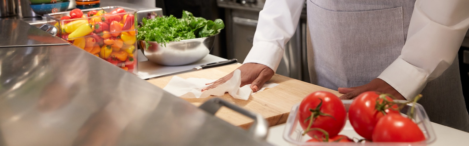 Overflaterengjøring i restauranter og lokaler for mattilberedning