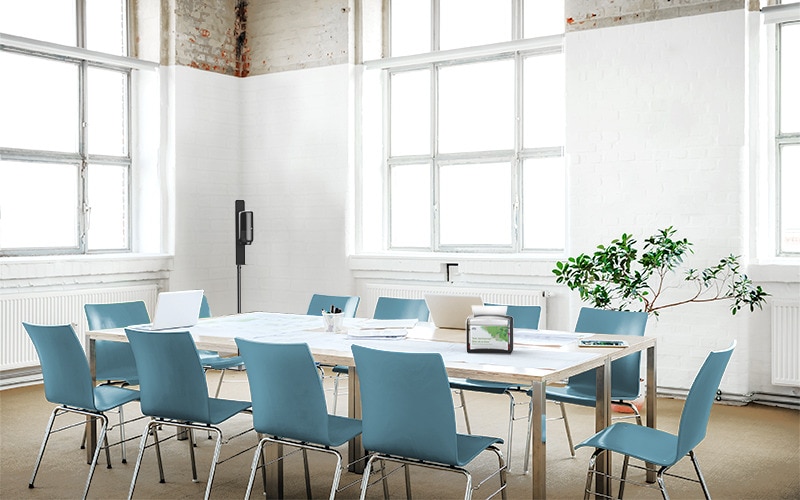 Biuro susitikimų patalpa su stalu ir kėdėmis