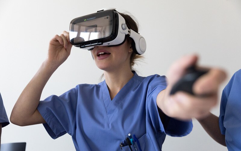 Krankenschwester mit VR-Brille